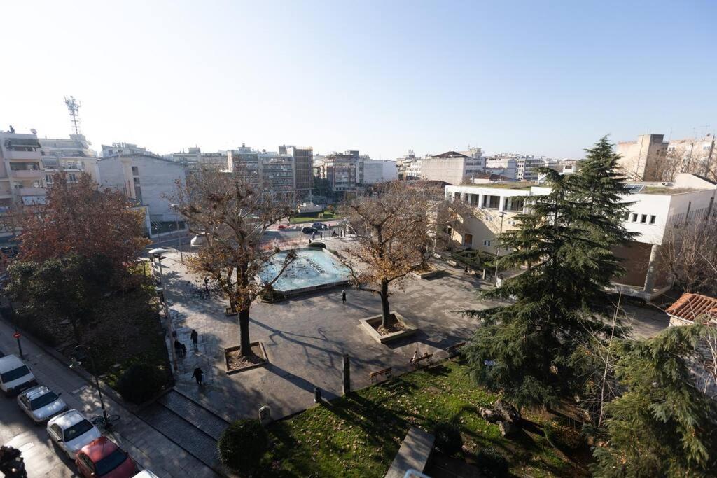 Λάρισα Διαμέρισμα Με Θέα Πλατεία Στο Κέντρο Της Πόλης Apartment Luaran gambar