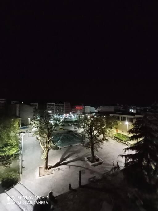 Λάρισα Διαμέρισμα Με Θέα Πλατεία Στο Κέντρο Της Πόλης Apartment Luaran gambar