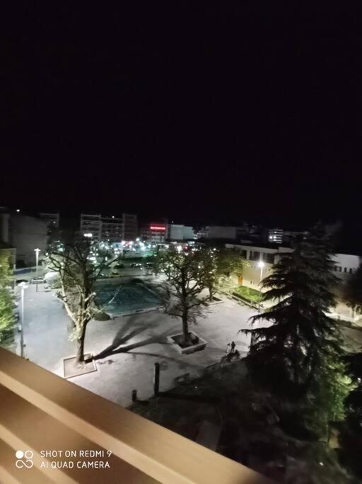 Λάρισα Διαμέρισμα Με Θέα Πλατεία Στο Κέντρο Της Πόλης Apartment Luaran gambar