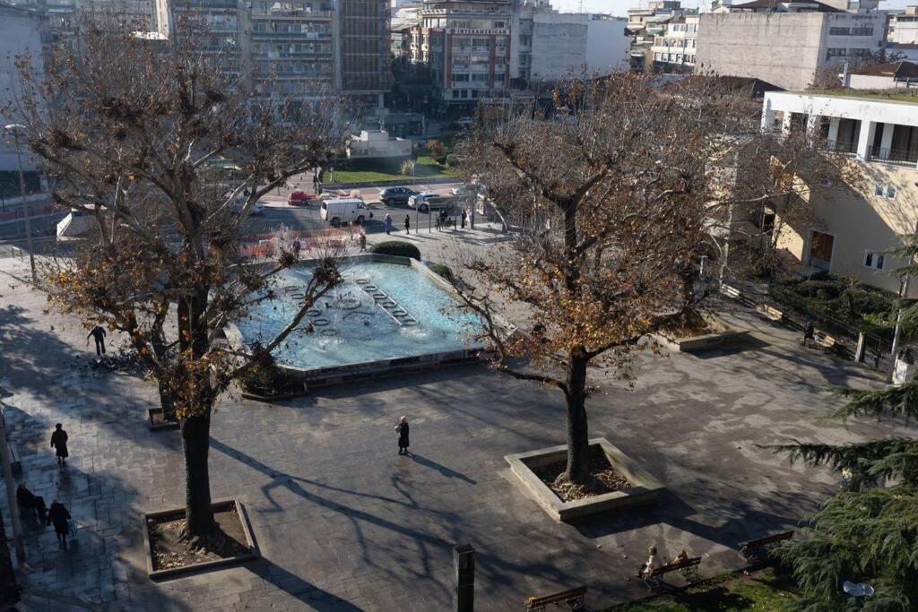 Λάρισα Διαμέρισμα Με Θέα Πλατεία Στο Κέντρο Της Πόλης Apartment Luaran gambar