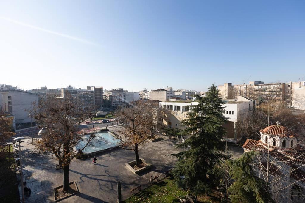 Λάρισα Διαμέρισμα Με Θέα Πλατεία Στο Κέντρο Της Πόλης Apartment Luaran gambar